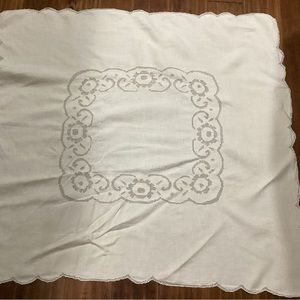 PRETTY SQUARE LACE TABLECLOTH